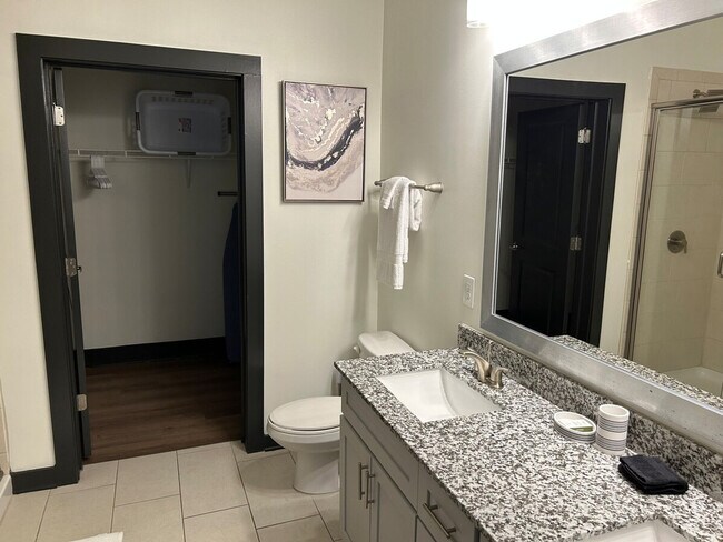 Building Photo - 539 W Trade St