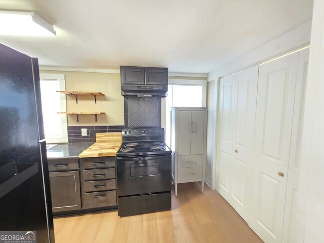 Building Photo - 1030 Dennis St