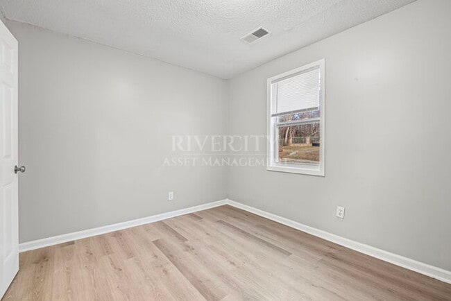 Building Photo - Westwood Beauty!!! Section 8 Welcomed !!!!