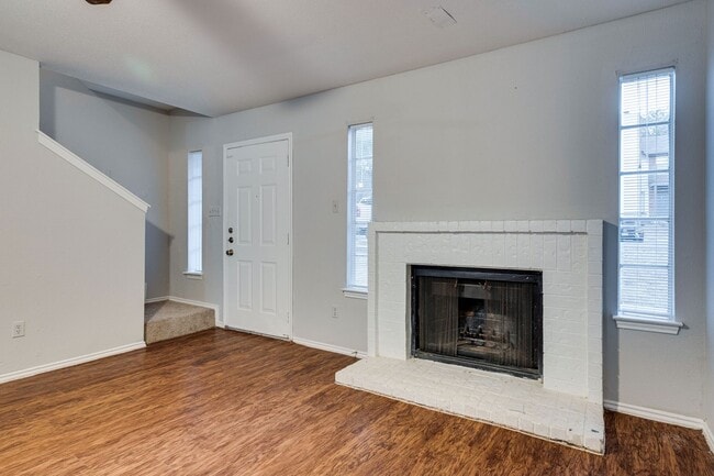 Building Photo - Uptown Townhome - 2BD / 2.5BA - Near Downt...