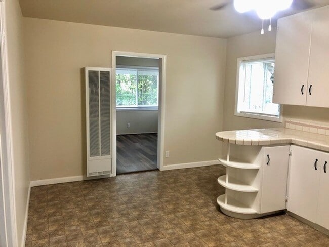 Building Photo - Charming 2 bedroom, 1 bath home near Sutte...