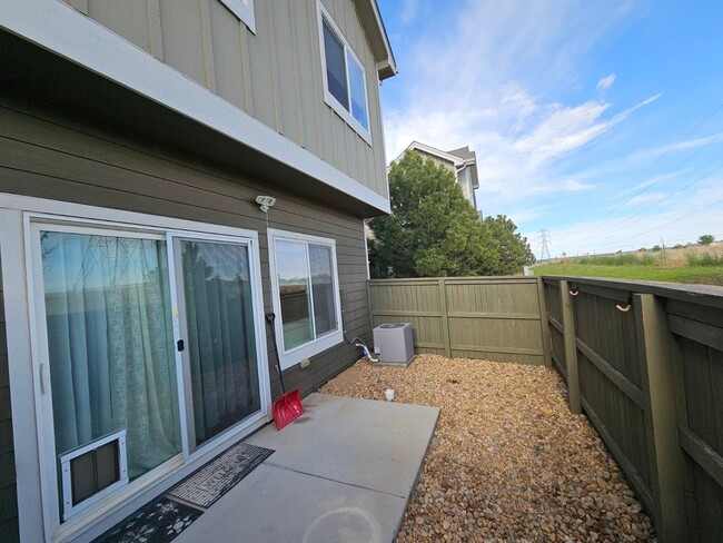 Building Photo - 3 Bedroom Townhome in Commerce City