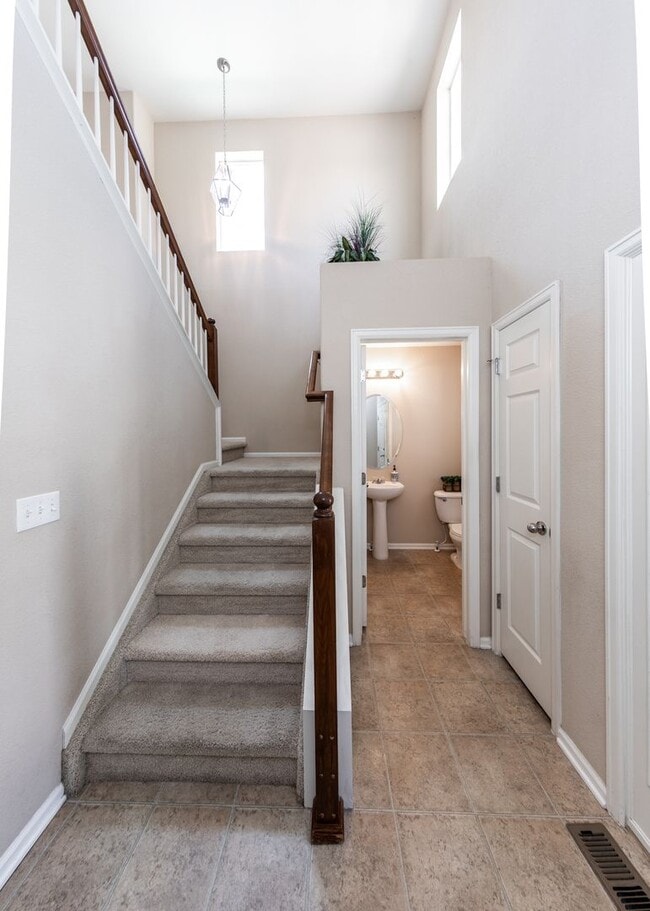 Building Photo - Charming 3 Bed, 2.5 bath in Northgate in D20