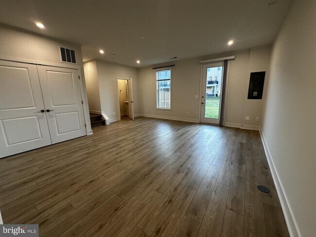 Building Photo - 112 Galaxy Pl