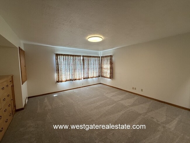Building Photo - 427 Corona Rd