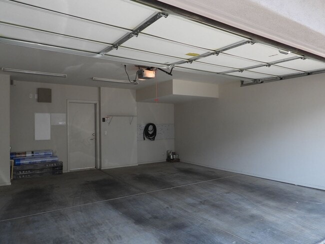 Building Photo - 975 E Park Modern Dr