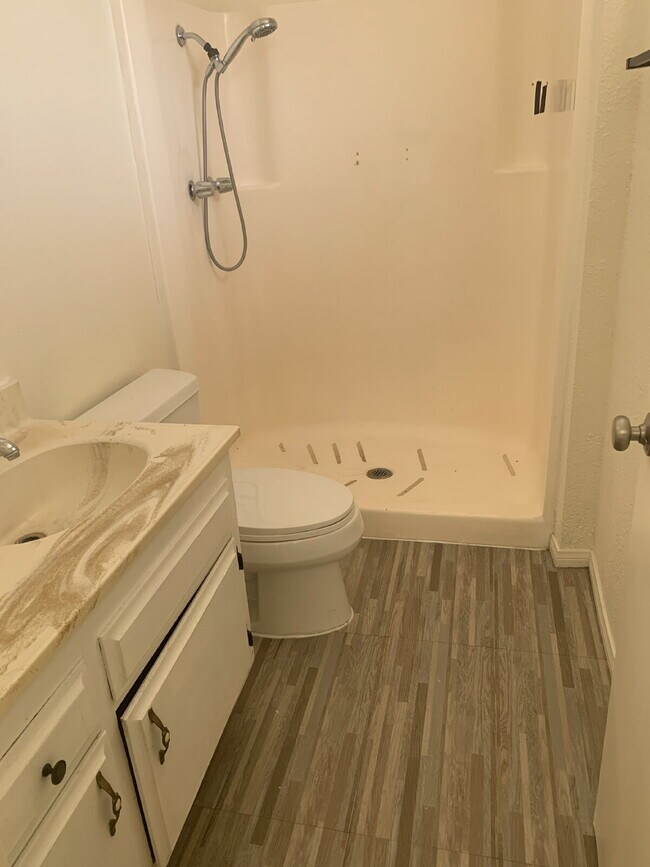 Building Photo - "Charming 3-Bed Oasis in Desert Hot Springs with Granite Touch & Cozy Fireplace!"