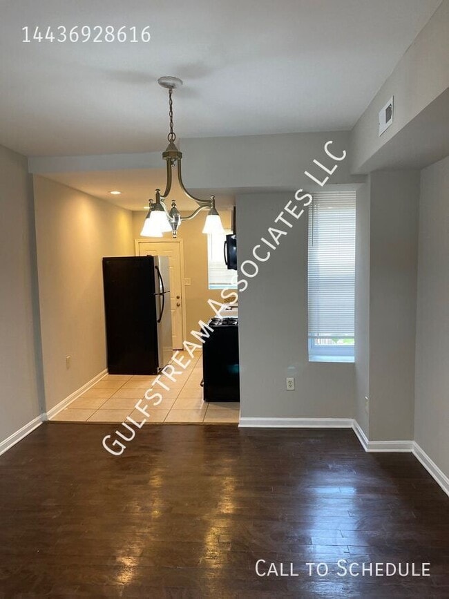 Building Photo - 2413 Llewelyn Ave