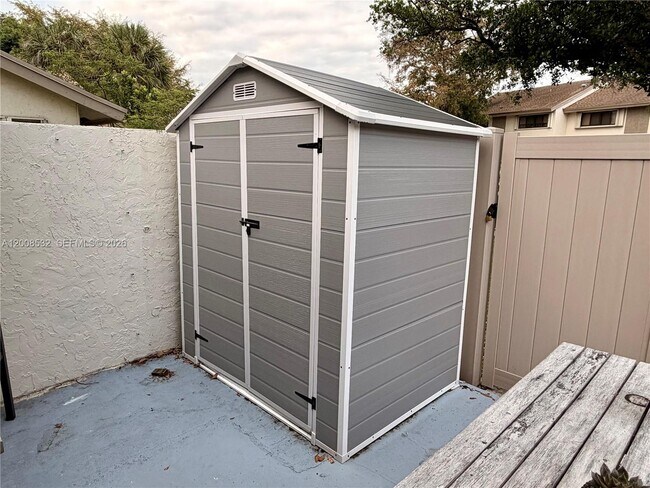 Building Photo - 3064 S Oakland Forest Dr