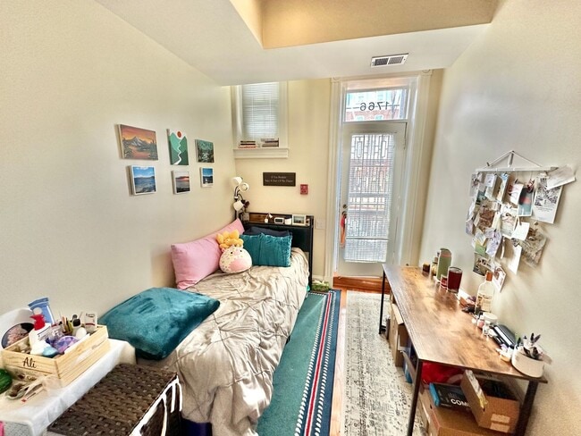 Building Photo - Dupont's Tree Lined Church Street 2 bedroom/1Bath Condo with Deck and Parking!