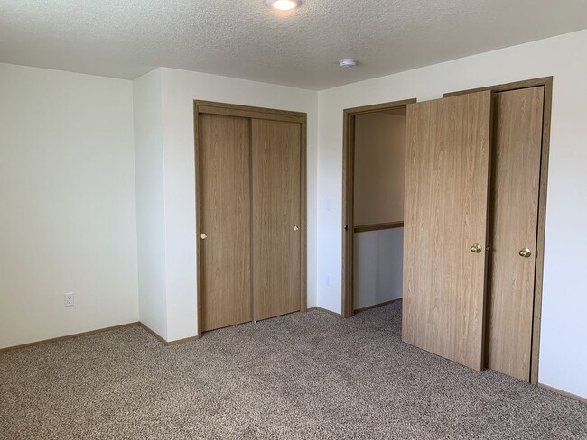 Building Photo - 3 bedroom, 2 1/2 bath home in quiet Scappoose neighborhood near parks