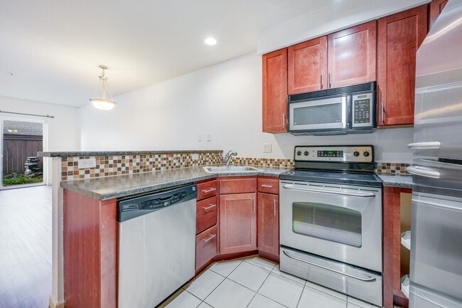 Building Photo - Cozy contemporary condo offers tranquility and convenience close to Columbia City.