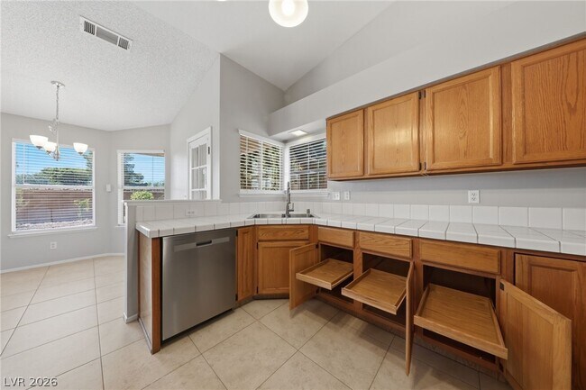 Building Photo - 735 Stonecliff Way