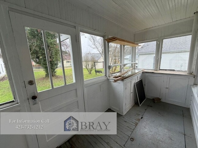 Building Photo - Charming Renovated 1935 Historic Home with Fenced Yard in Central Kingsport