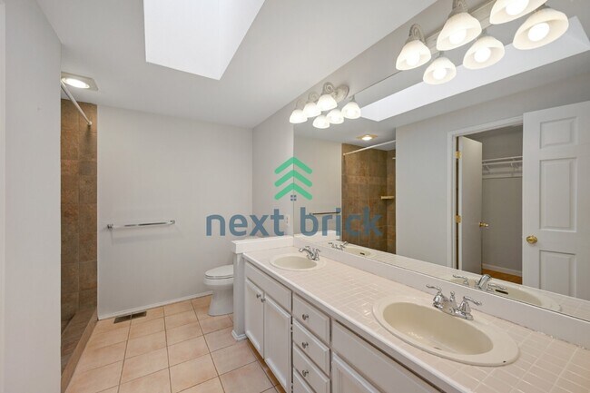 Building Photo - "Spacious 4-Bedroom Retreat with 2.5 Baths in Charming Sammamish Setting"