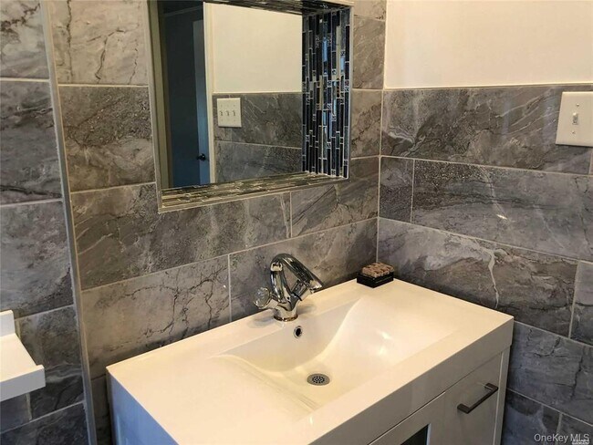 Building Photo - 563 Albemarle Pl