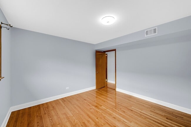 Building Photo - 5740 N Lowell Ave