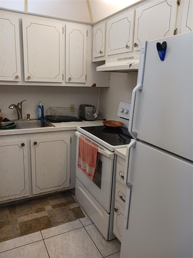 Building Photo - 117 Brighton C