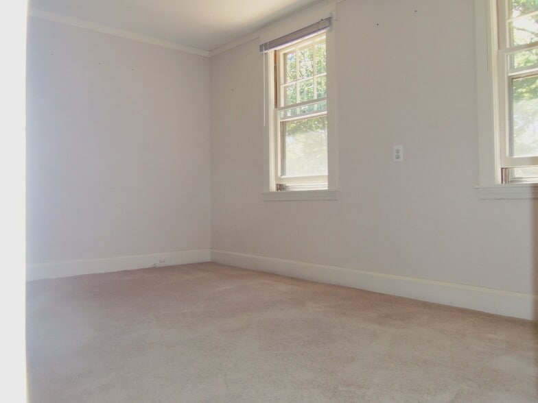 Building Photo - 122 W Central St