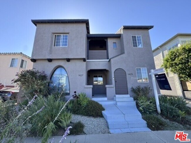 Building Photo - 1425 S Curson Ave