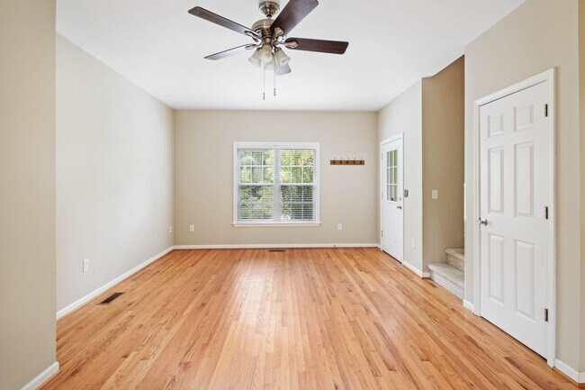 Building Photo - 3 Bedroom 1.5 bath house close to West Ash...