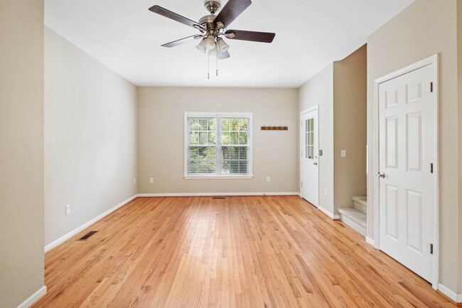 Building Photo - 3 Bedroom 1.5 bath house close to West Asheville, Great location!