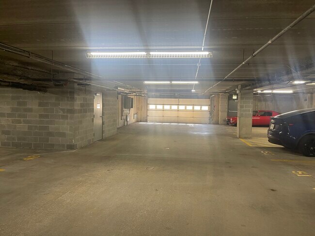 Building Photo - 6400 N Northwest Hwy