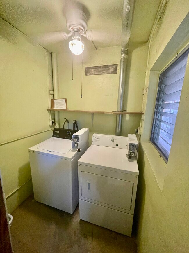Laundry room - 100 SE 6th Ave