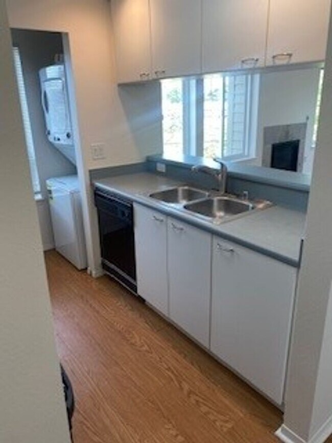 Building Photo - Queen Anne west facing 1 Bedroom patio secure building and garage