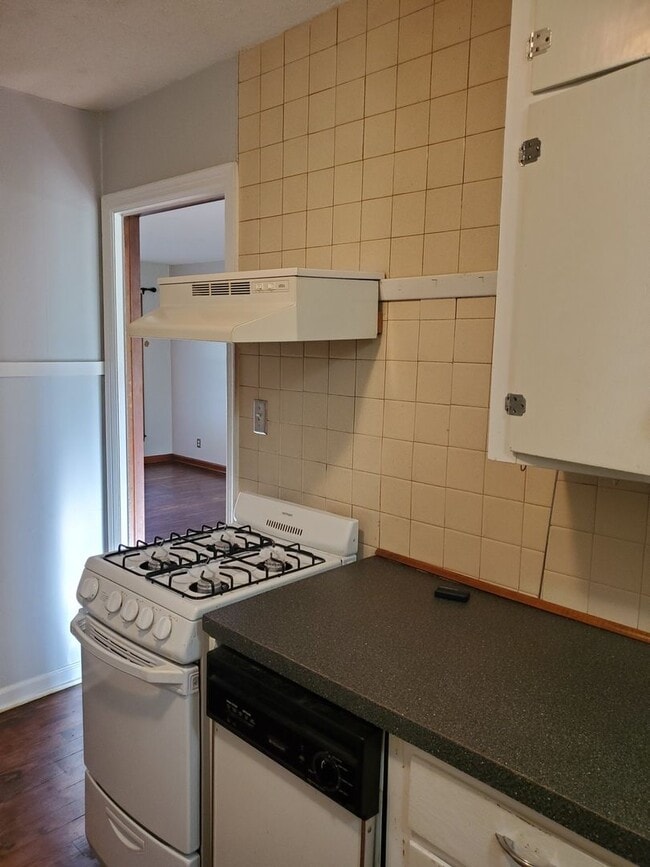 Building Photo - Nice 2 bedroom very near College Hill park