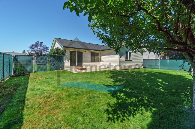 Building Photo - 3 Bedroom 2 Bathroom Home with Attached 2 Car Garage Available in Coeur d'Alene!