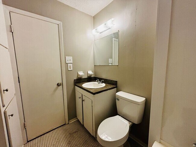 Building Photo - 130 E Woodcrest Dr
