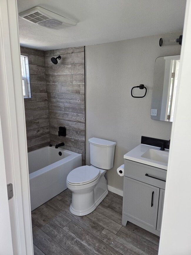 Building Photo - cute 2 bed home