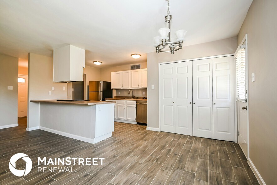 Building Photo - 308 Rockcrest Dr