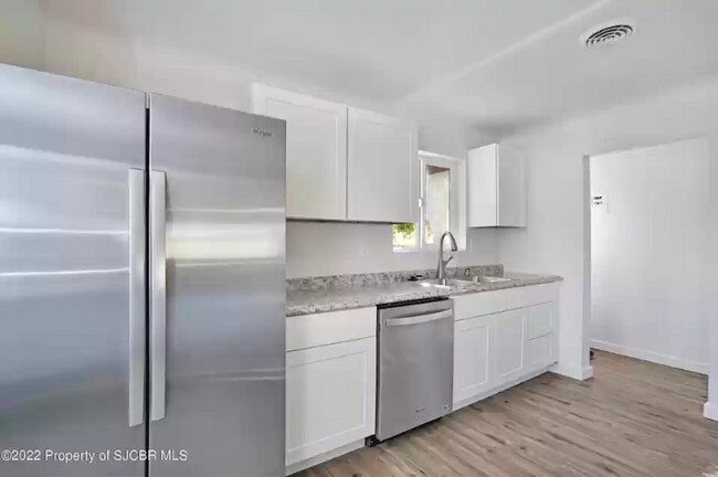 Building Photo - 512 W Ross St