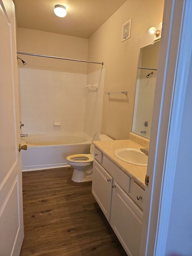 Building Photo - Beautiful 2-Bedroom Condo in the Heart of New Tampa