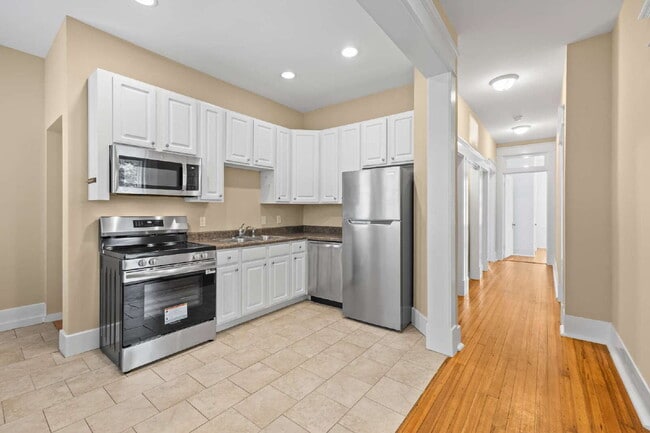 Building Photo - Upscale Historic 3BR/2BA Condo with Rare G...