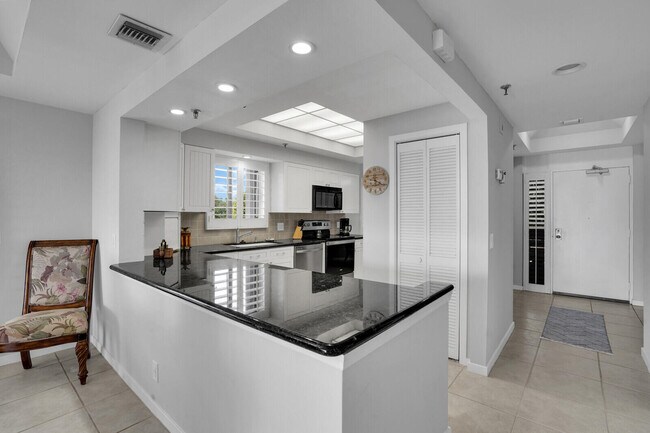 Building Photo - 11370 12 Oaks Way