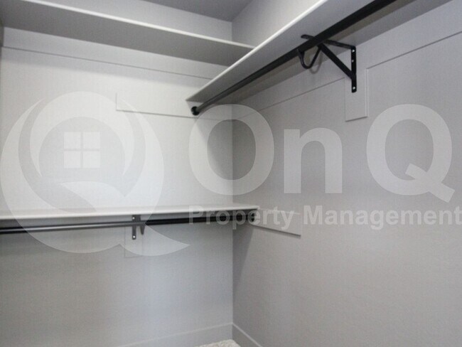 Building Photo - 2516 E Broadway Rd