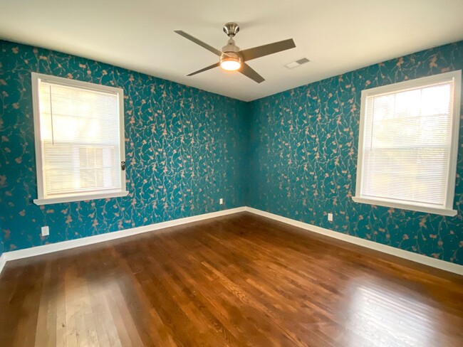 Building Photo - Recently renovated, 2 Bed, 1 Bath with Bon...