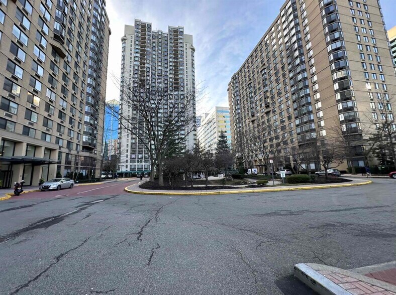 Building Photo - 45 River Dr S