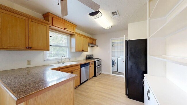 Building Photo - 911 E North Ave