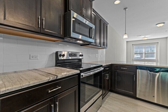 Building Photo - Gorgeous Townhome in N. Raleigh, Top Amenities & Finishes, Community Pool, Pet Friendly!