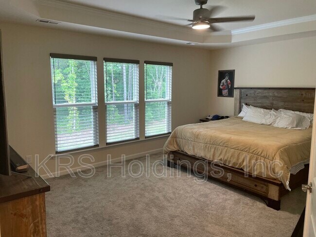 Building Photo - 245 White Oak Ridge Dr