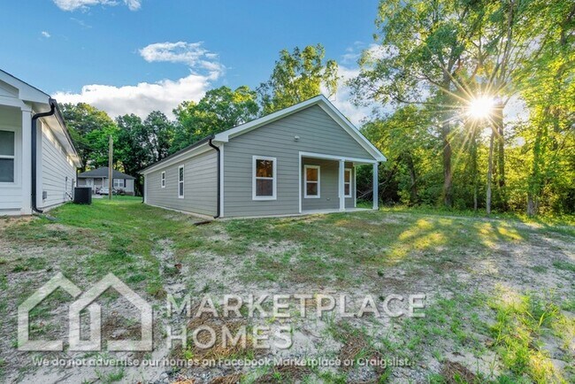 Building Photo - 3910 Standish Dr