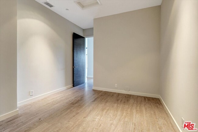 Building Photo - 3850 Rambla Orienta