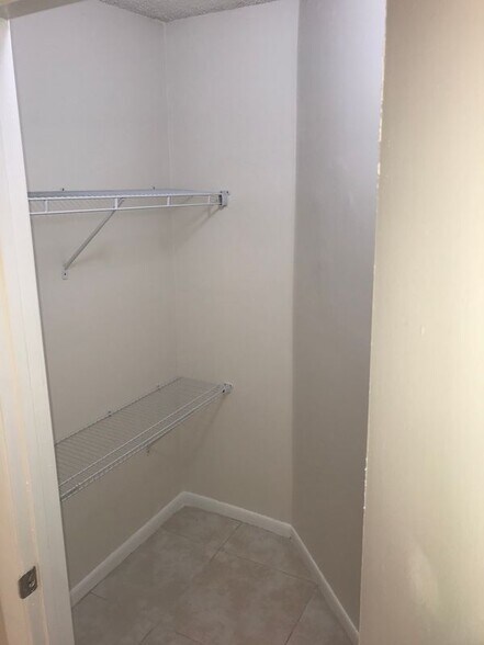 Building Photo - 216 Lake Pointe Dr