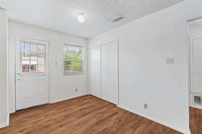 Building Photo - 302 Algerita Dr