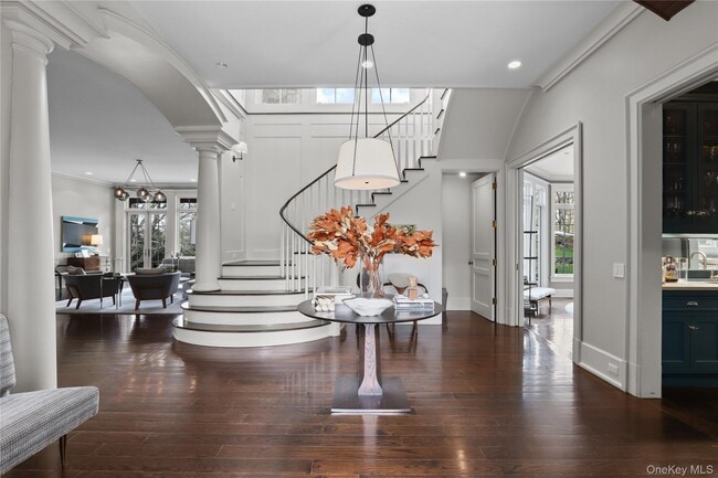 Building Photo - 10 Upland Rd N