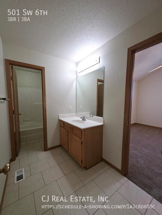 Building Photo - 501 Sw 6th-